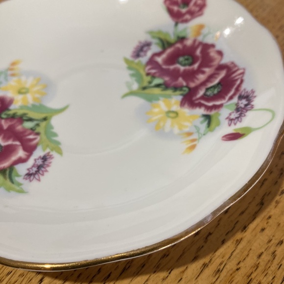 Crown Ceramics Ltd. India Fine bone China Teacup and saucer. Floral w gold trim - Picture 8 of 10